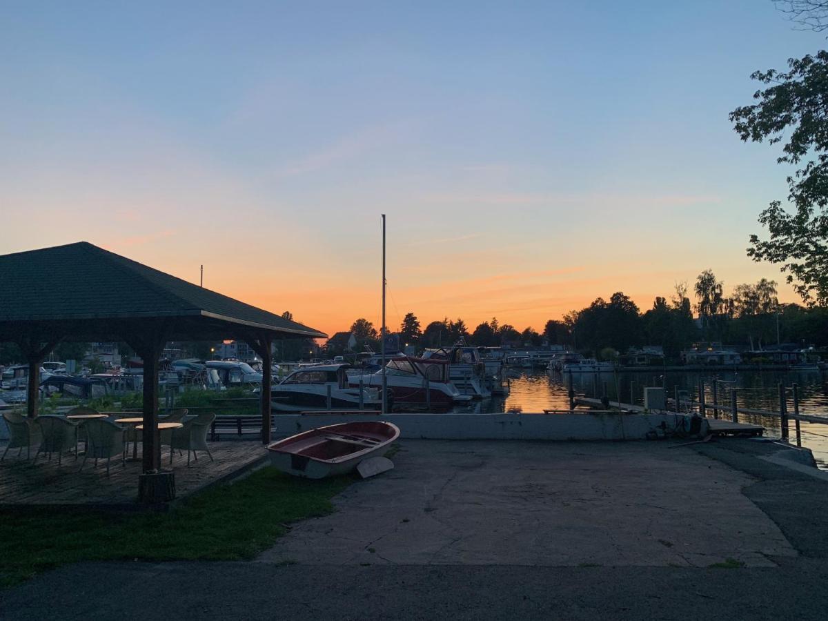 Tiny House Oder Ferienwohnung Auf Der Sunset Marina 베를린 외부 사진